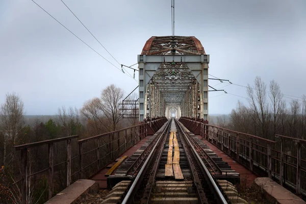 Verlaten spoorbrug hoek schot — Stockfoto