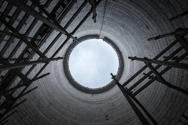 Interior da torre de resfriamento como fundo industrial abstrato — Fotografia de Stock