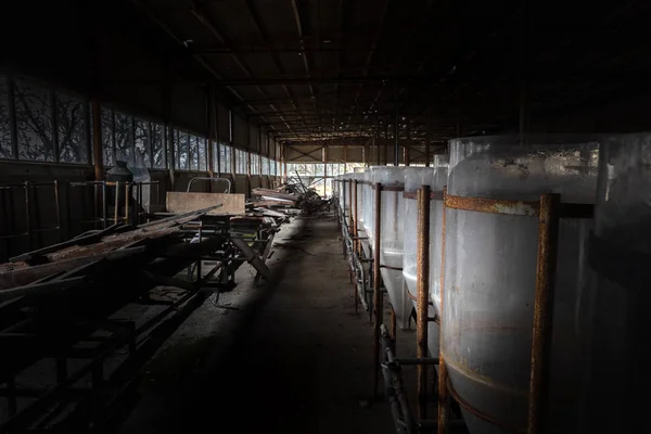 Intérieur industriel abandonné avec réservoirs d'élevage — Photo