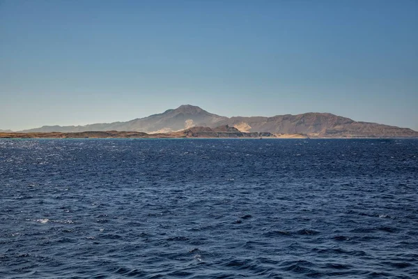 Pequeña isla con grandes montañas — Foto de Stock