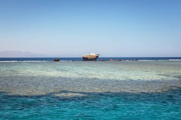 Naufragio con arrecife de coral — Foto de Stock