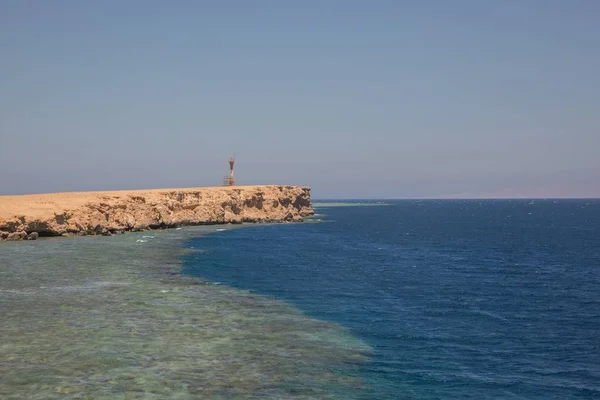 Pequeña isla con arrecife de coral — Foto de Stock
