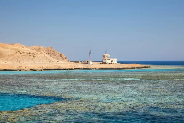 Pequeña isla con arrecife de coral — Foto de Stock