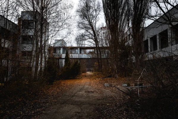 Заброшенный фасад завода в Чернобыле — стоковое фото
