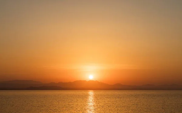 Piękny zachód słońca nad horyzontem — Zdjęcie stockowe