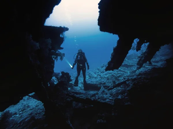 Scuba Diver aflopend naar de bodem — Stockfoto