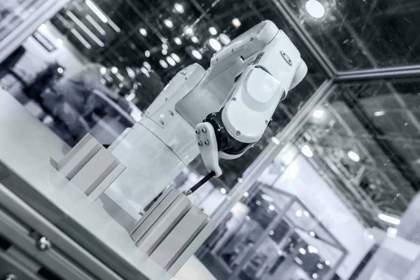 Автоматическая рука робота, работающая в промышленной среде — стоковое фото