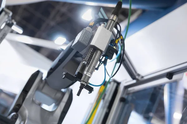 Braço de robô automático trabalhando em ambiente industrial — Fotografia de Stock