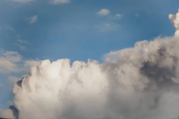 Blauwe lucht achtergrond met witte wolken — Stockfoto