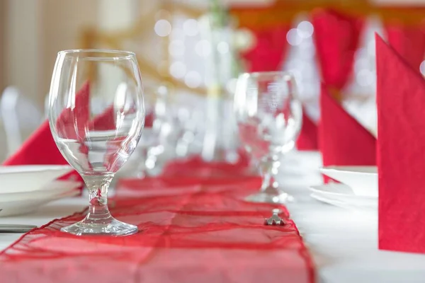 Großer Speisesaal mit aufgestellten Tischen — Stockfoto