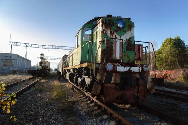 Заброшенный поезд, оставленный снаружи — стоковое фото