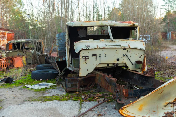 Verlaten vrachtwagen buiten bij Chernobyl Fire station — Stockfoto
