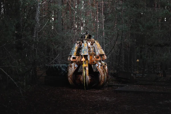 The highly contaminated Claw, machine part in Chernobyl Exclusion Zone, 2019 — Stock Photo, Image