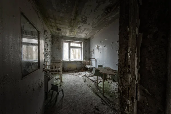Habitación abandonada en Pripyat, Chernobyl Excusion Zone 2019 — Foto de Stock