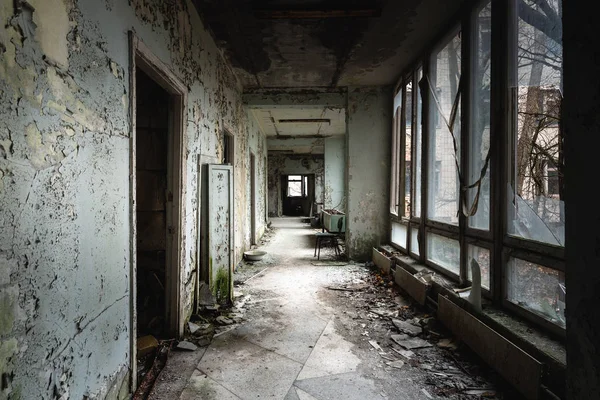 Corridoio abbandonato all'ospedale di Pripyat, zona di esclusione di Chernobyl 2019 — Foto Stock