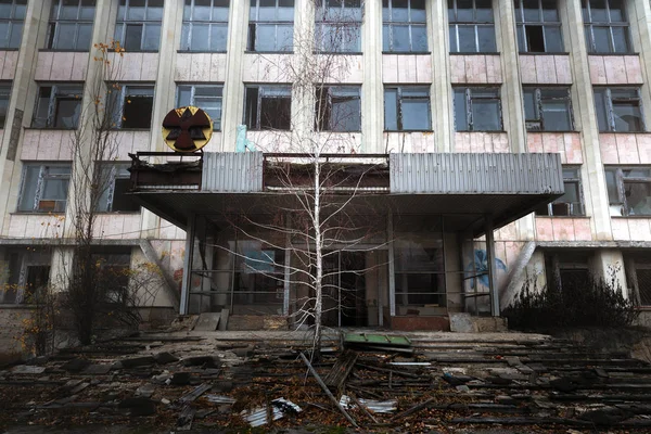 Edificio abandonado en Chernobyl con árboles creciendo desde las escaleras —  Fotos de Stock