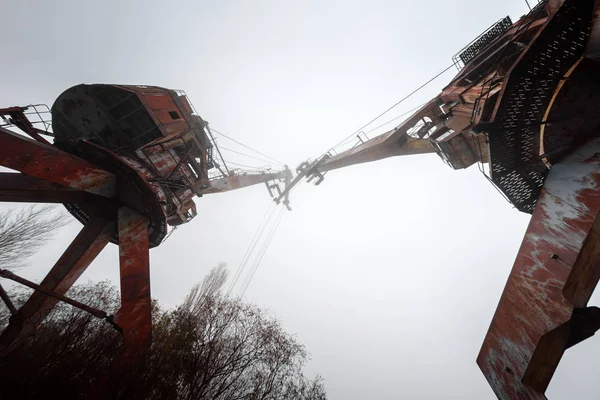 切尔诺贝利码头的生锈老工业码头起重机，2019 — 图库照片