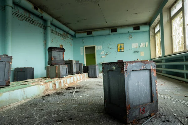 Quarto abandonado e desarrumado nos correios de Pripyat — Fotografia de Stock
