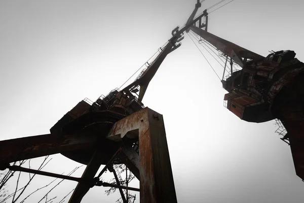 Grúas industriales viejas y oxidadas en el muelle de Chernobyl, 2019 —  Fotos de Stock