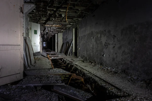 Hylätty käytävä Pripyat Tsernobylin poissulkemisalueella 2019 — kuvapankkivalokuva