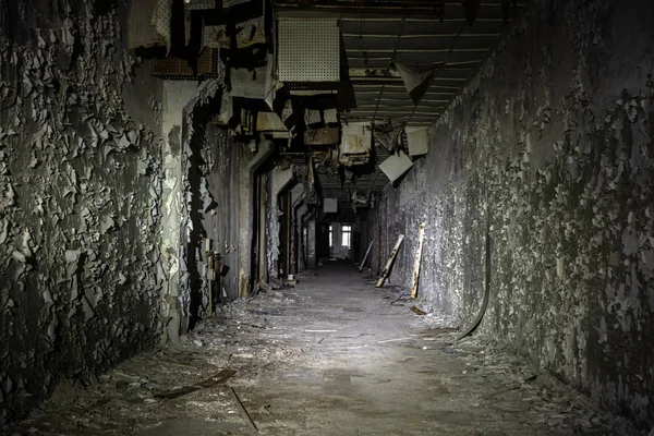 Заброшенный коридор в Чернобыльской зоне отчуждения Припяти 2019 — стоковое фото