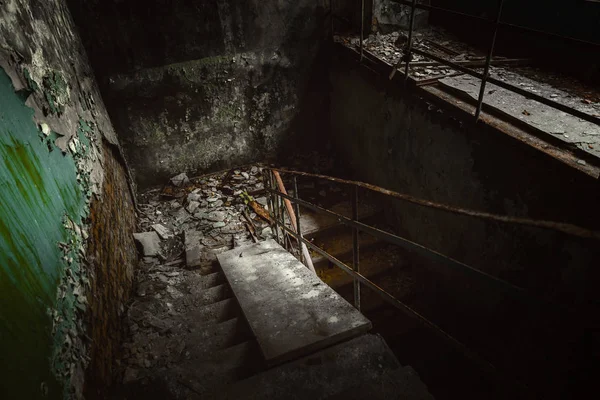 Escalera abandonada ángulo tiro — Foto de Stock