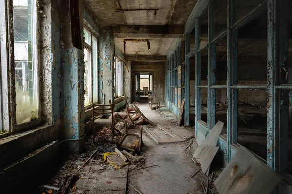 プリピャット・チェルノブイリ排除ゾーン2019の放棄された廊下 — ストック写真