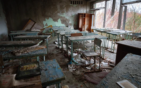 Verlaten klaslokaal in school nummer 5 van Pripyat, Chernobyl uitsluitings zone 2019 — Stockfoto