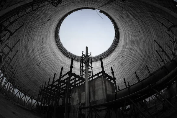 Torre de resfriamento do reator número 5 na usina nuclear de Chernobyl, 2019 — Fotografia de Stock