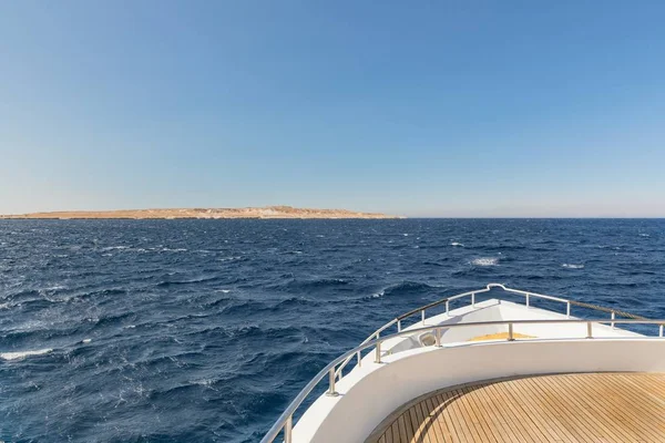 Boat heading towards the horizon — Stock Photo, Image