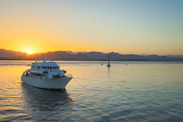 Yacht di lusso attracco vicino alla barriera corallina — Foto Stock