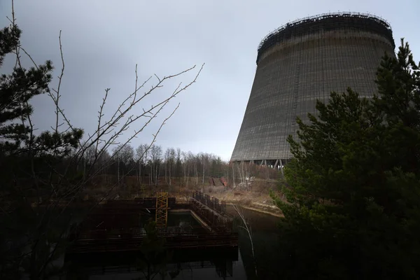 Torre de resfriamento do reator número 5 na usina nuclear de Chernobyl, 2019 — Fotografia de Stock