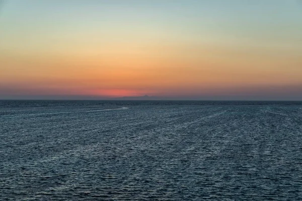 Prachtige zonsondergang aan de horizon — Stockfoto