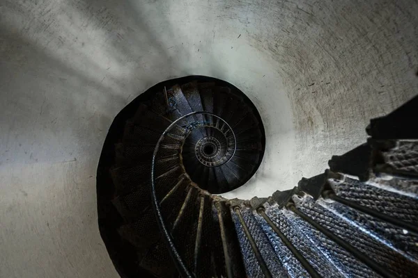 Escadaria em espiral a subir — Fotografia de Stock