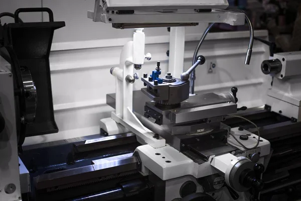 Αυτοματοποιημένο ρομποτικό CNC που λειτουργεί σε βιομηχανικό εργοστάσιο — Φωτογραφία Αρχείου