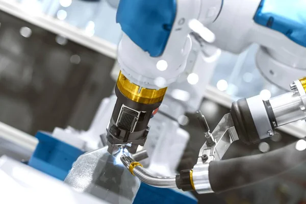 Braço de robô automático trabalhando em ambiente industrial — Fotografia de Stock