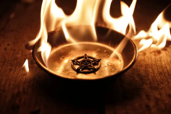 Staré pentagram umírat v plamenech — Stock fotografie