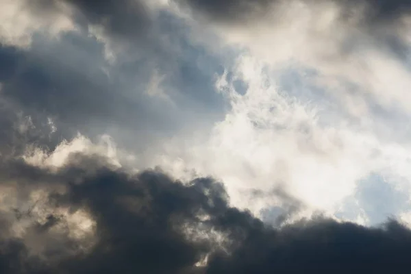 Stormachtige hemel met zonlicht bij zonsondergang — Stockfoto