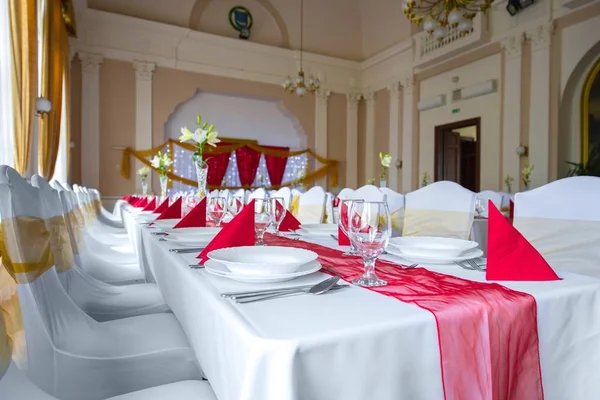 Platos y platos en la mesa de comedor —  Fotos de Stock