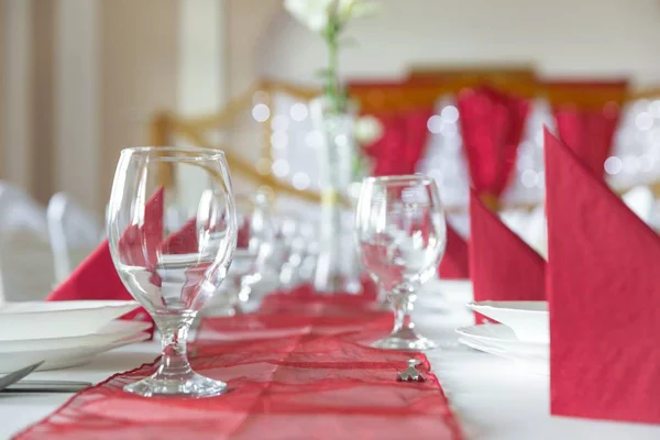 Grande sala de jantar com mesas configuradas — Fotografia de Stock