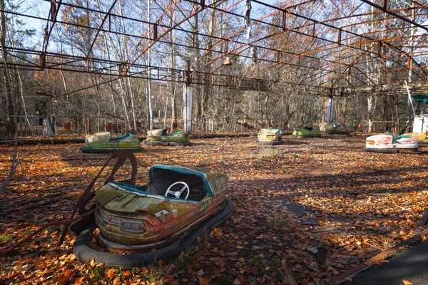 Old cart in abandoned amusement park — Stock Photo, Image