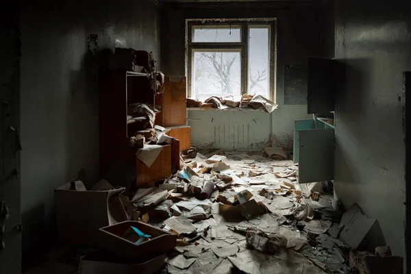 Abandonado quarto bagunçado no edifício antigo — Fotografia de Stock