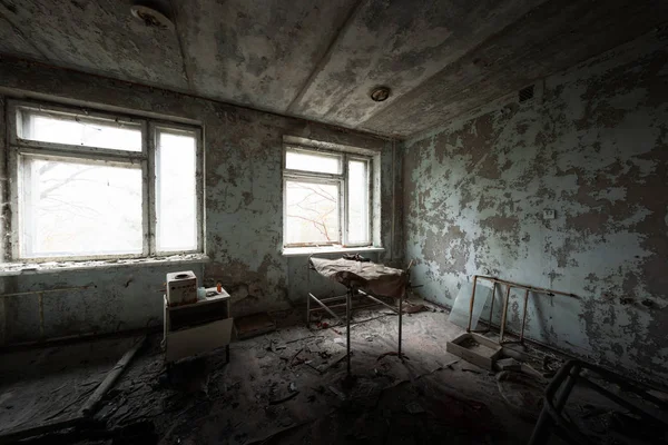 Quarto abandonado no hospital destruído — Fotografia de Stock