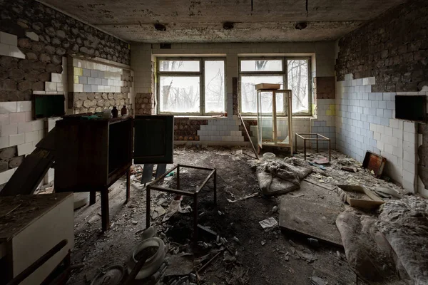 Verlassenes Zimmer in zerstörtem Krankenhaus — Stockfoto