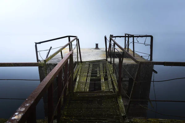 朝の霧の中で損傷した桟橋 — ストック写真