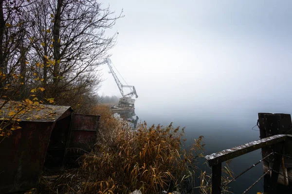 Guindastes industriais velhos enferrujados na doca abandonada — Fotografia de Stock