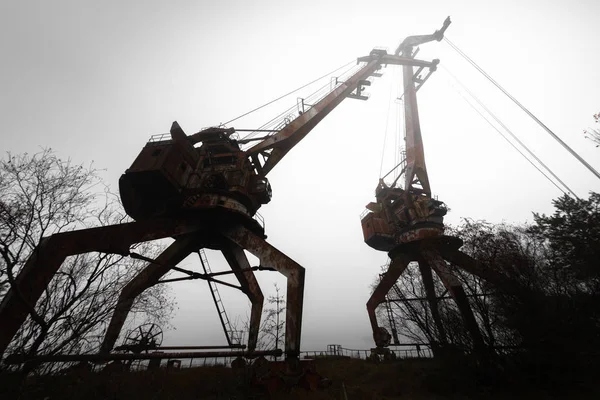 Rusty Old Industrial dock kranar vid kajen — Stockfoto