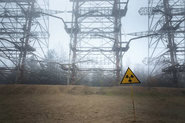 Gran antena de radar en la niebla — Foto de Stock