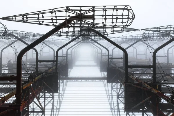 Gran antena de radar en la niebla — Foto de Stock