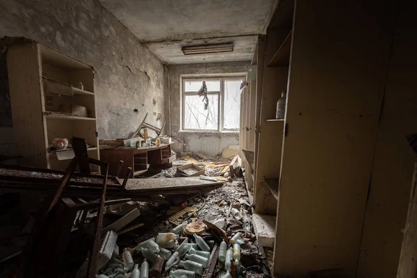Ruang kantor pos yang terbengkalai dan berantakan — Stok Foto